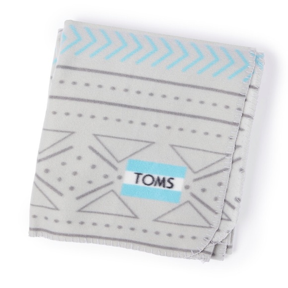 NWT Tom’s grey fleece blanket - Picture 2 of 4